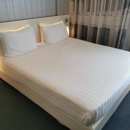 Hotel Ibis Styles Roma Eur Esterno foto