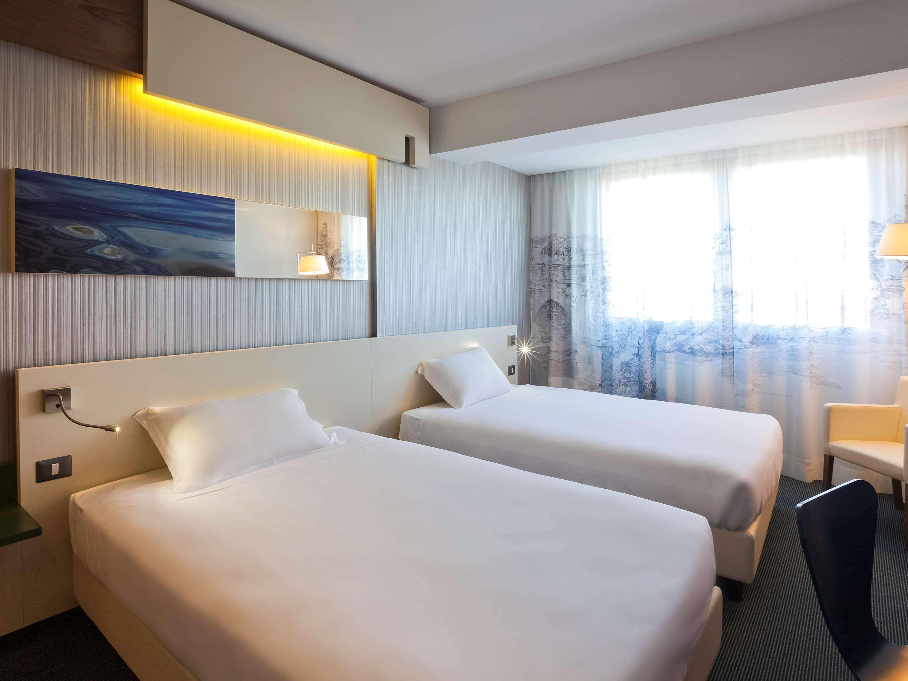 Hotel Ibis Styles Roma Eur Esterno foto