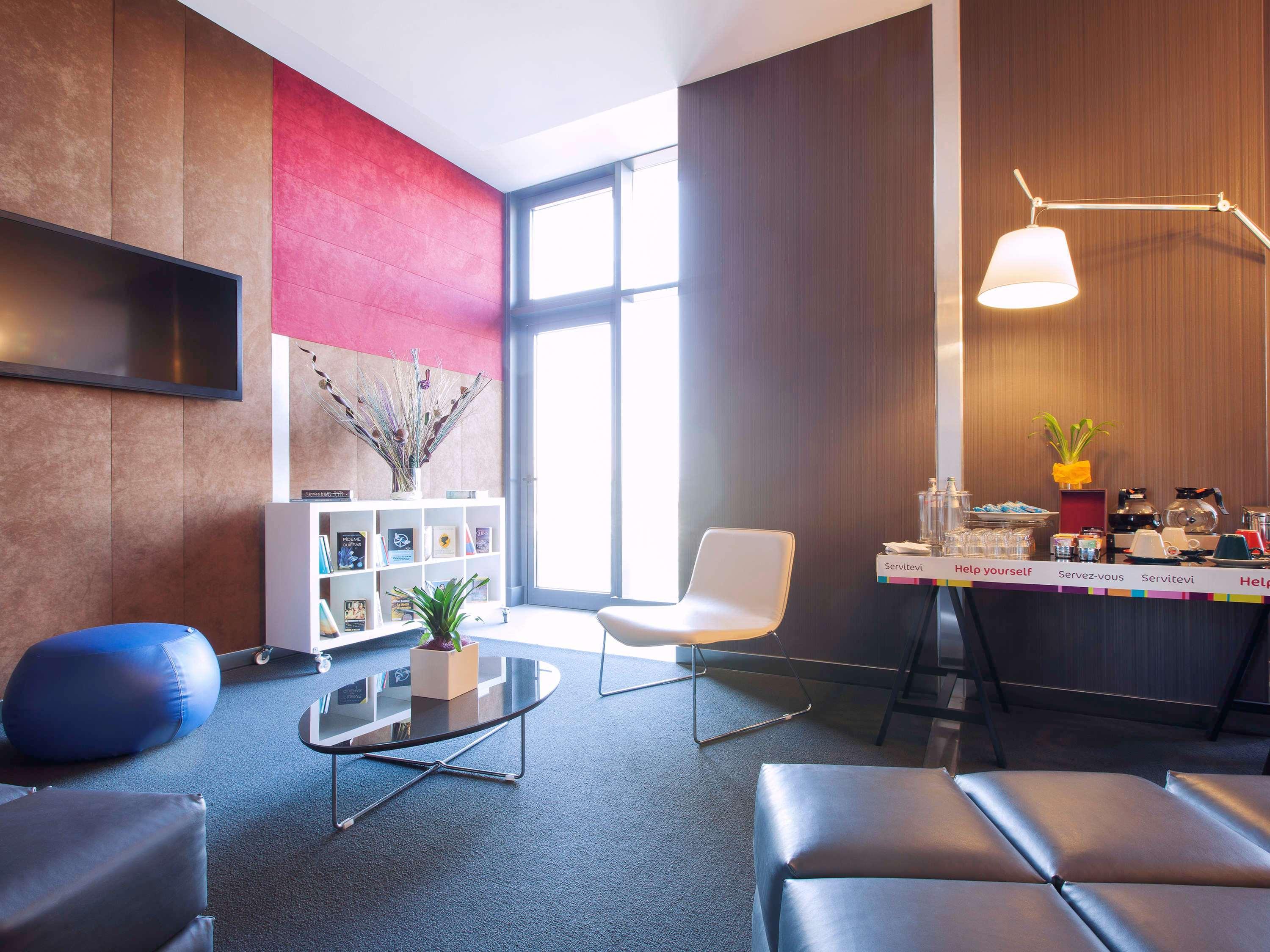 Hotel Ibis Styles Roma Eur Esterno foto