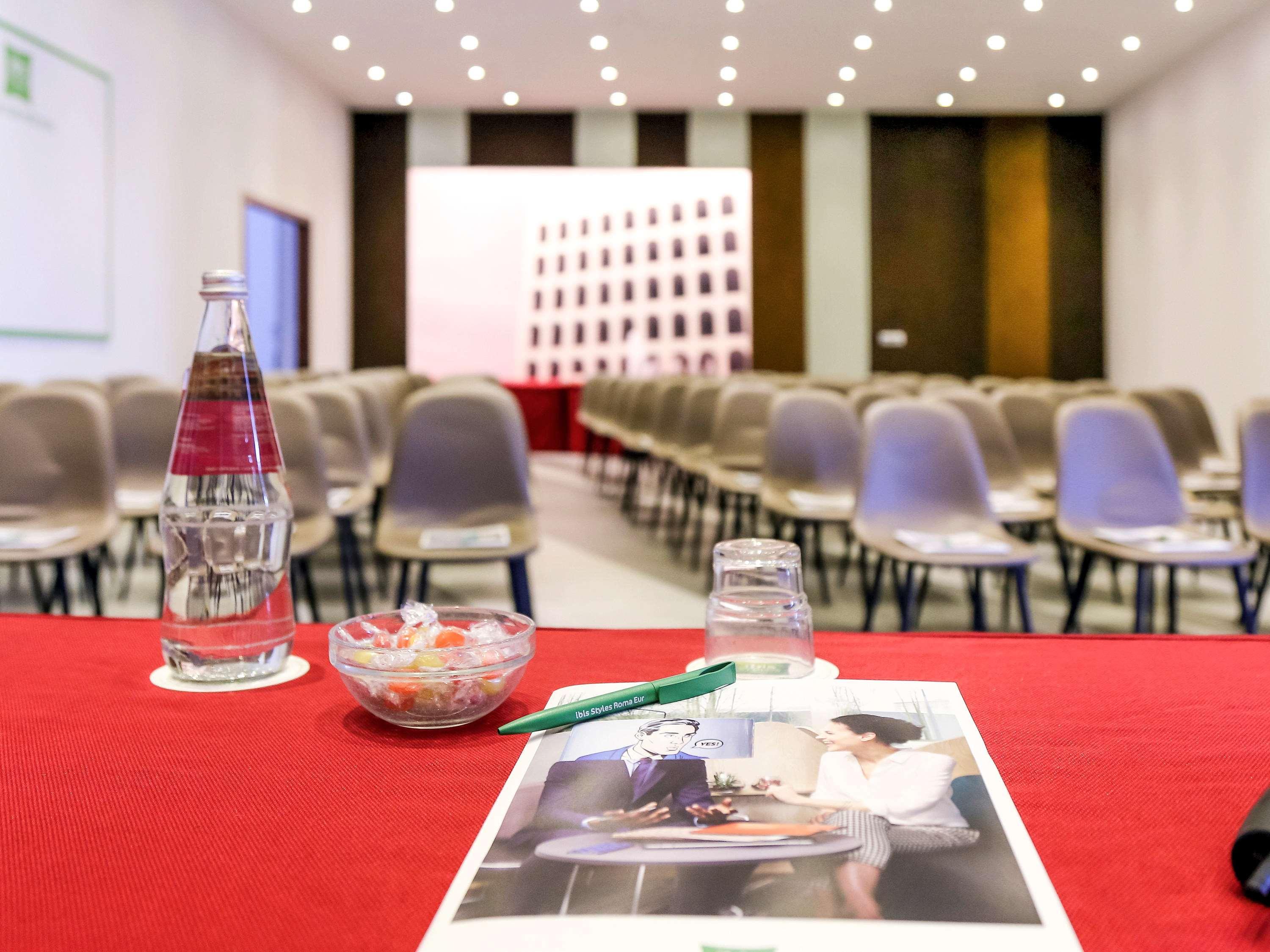 Hotel Ibis Styles Roma Eur Esterno foto