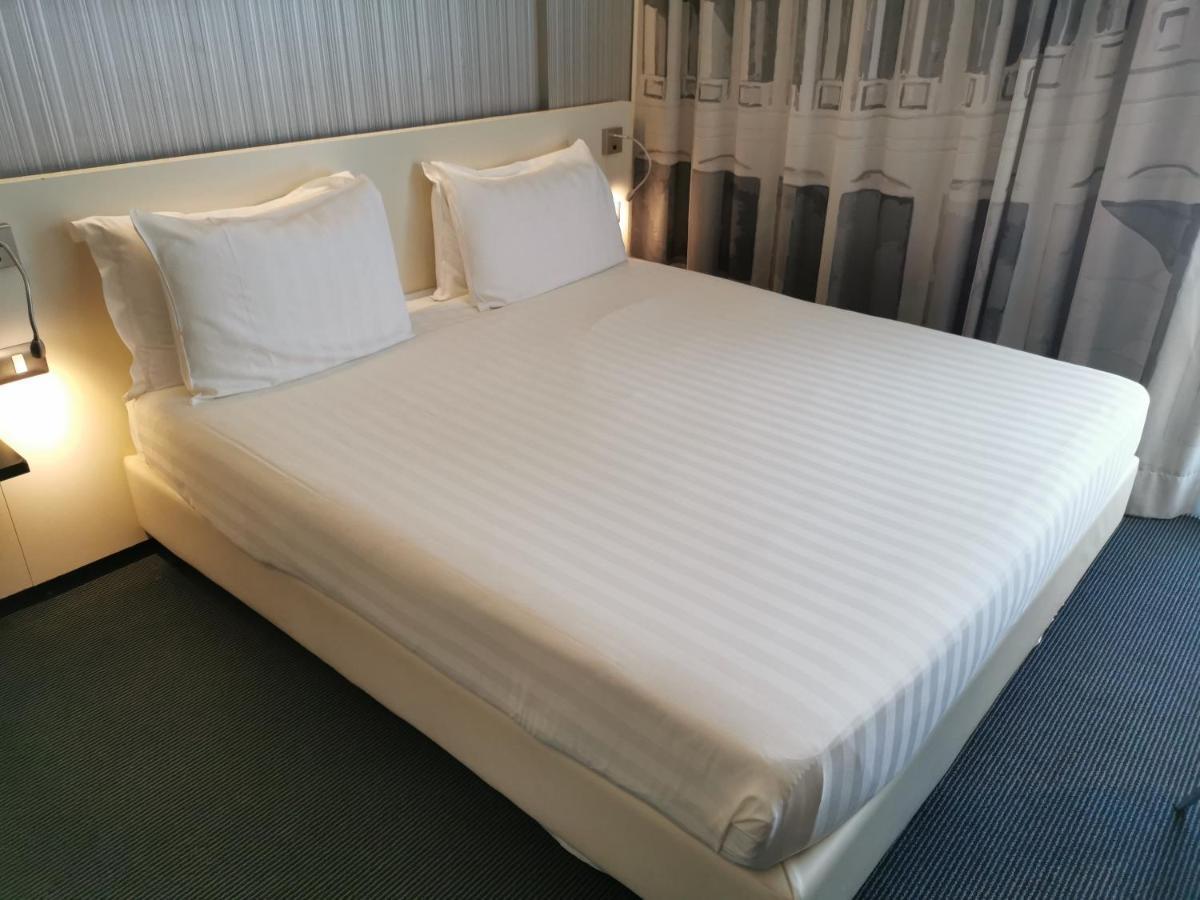 Hotel Ibis Styles Roma Eur Esterno foto